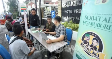 ISI NGABUBURIT: Pelayanan yang dibuka di depan kantor Kejari di Jalan Mastrip, sore hari saat sebelum jam berbuka puasa. (Zainal Arifin/ Radar Bromo) (zainal arifin)