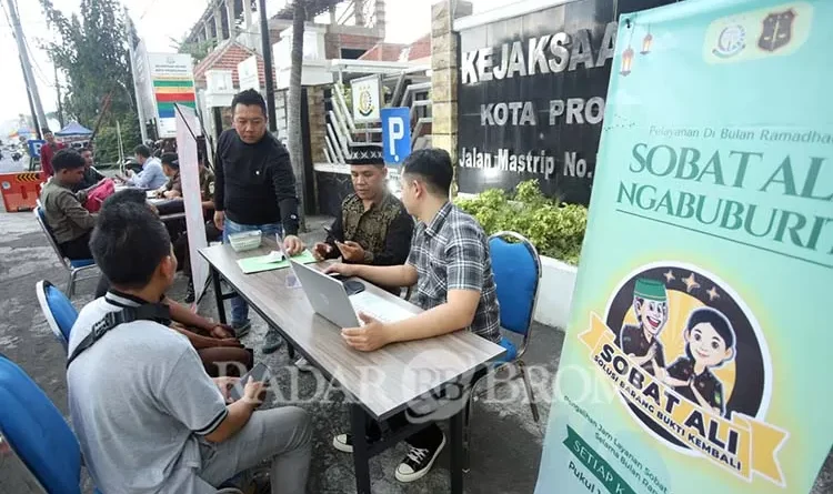 ISI NGABUBURIT: Pelayanan yang dibuka di depan kantor Kejari di Jalan Mastrip, sore hari saat sebelum jam berbuka puasa. (Zainal Arifin/ Radar Bromo) (zainal arifin)